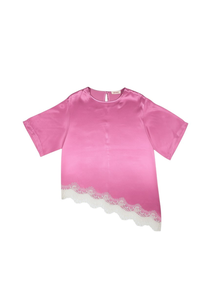 BubiniSegreti Satin-Bluse in Pink mit asymmetrischem Saum und cremefarbenem Spitzenbesatz für Damen.