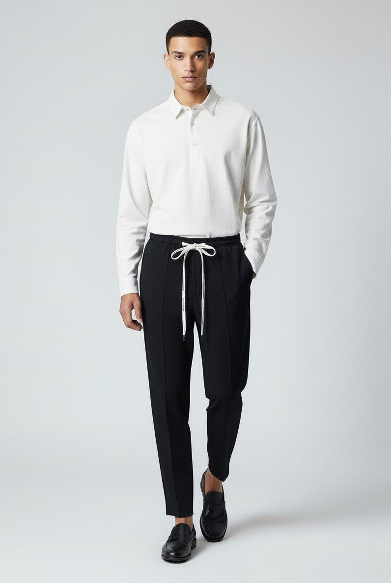 BubiniSegreti schwarze Freizeithose aus Viskose-Mix mit elastischem Bund und weißem Kordelzug an einem Model