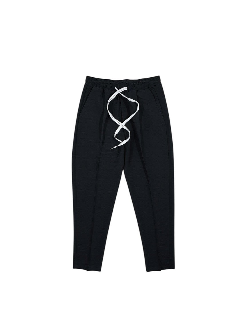 BubiniSegreti schwarze Freizeithose mit elastischem Bund und auffälligem weißen Kordelzug in moderner Passform