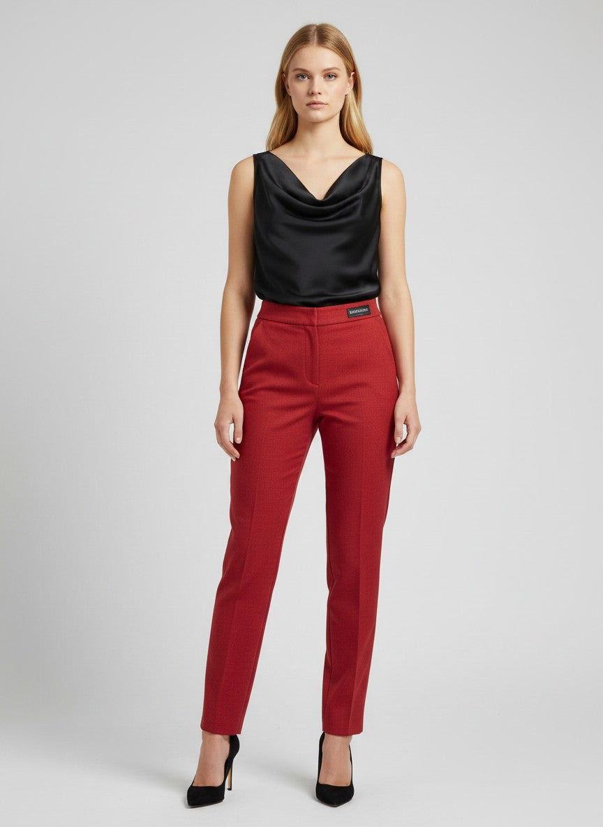 BubiniSegreti ärmellose schwarze Seidenbluse mit Wasserfallkragen kombiniert mit roter Anzughose an einem Model