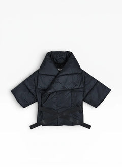 Schwarze BubiniSegreti Steppjacke in Wickeloptik mit Kimono-Schnitt, Taillengürtel und weiten Ärmeln.