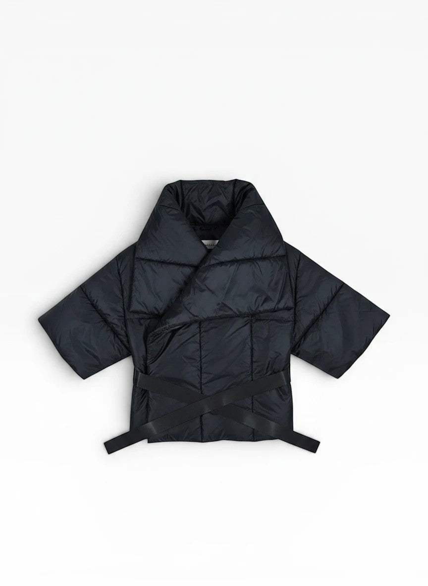 Schwarze BubiniSegreti Steppjacke in Wickeloptik mit Kimono-Schnitt, Taillengürtel und weiten Ärmeln.