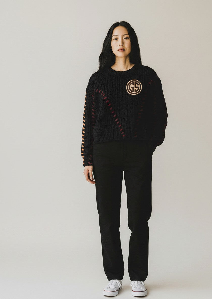 BubiniSegreti Damen Strickpullover in Schwarz mit Rundhalsausschnitt, Logo-Emblem und farbigen Ziernähten.