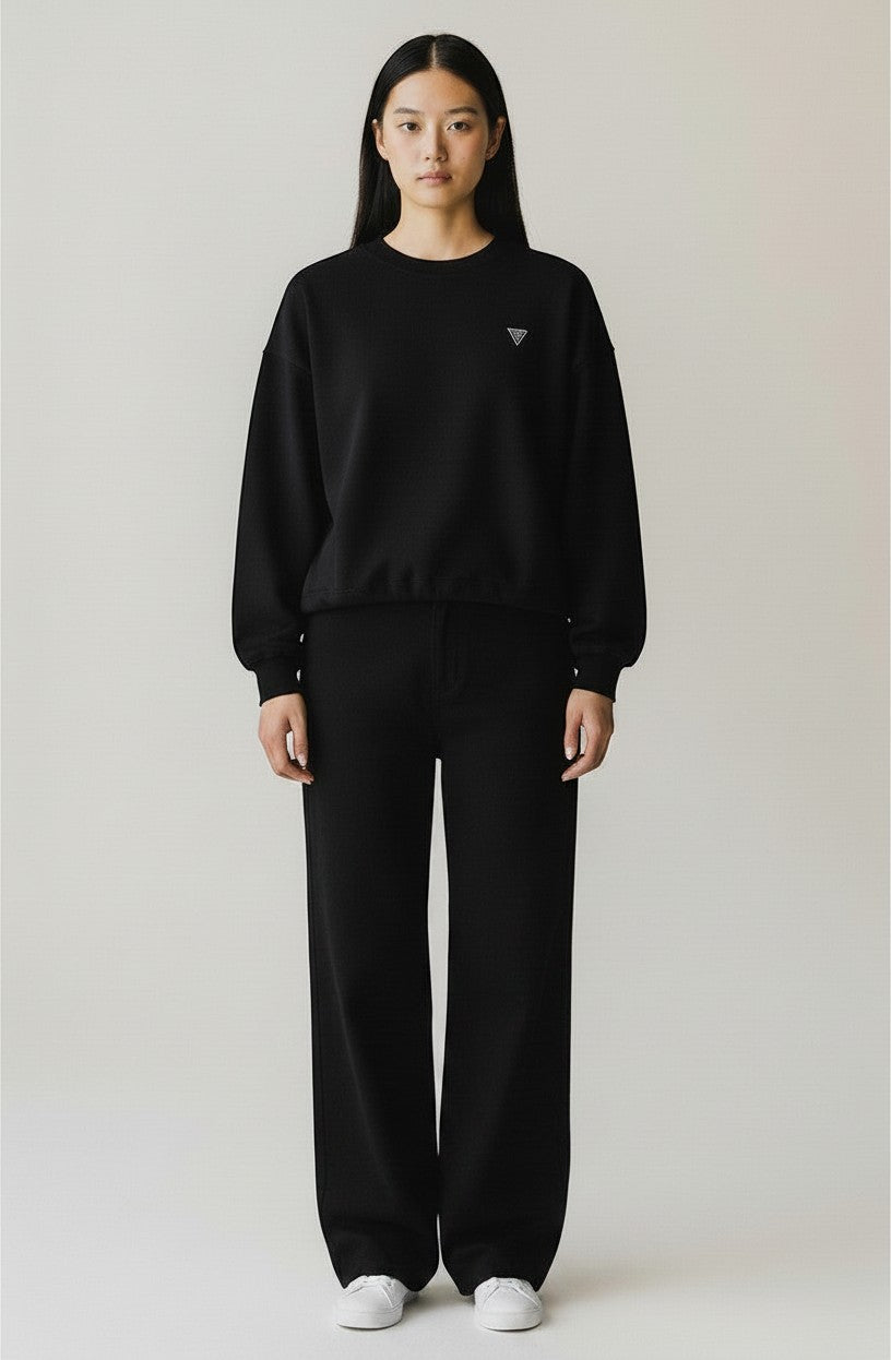 BubiniSegreti schwarzes Oversized-Sweatshirt und Hose Set mit Kordelzug und Logo-Detail an einer Frau