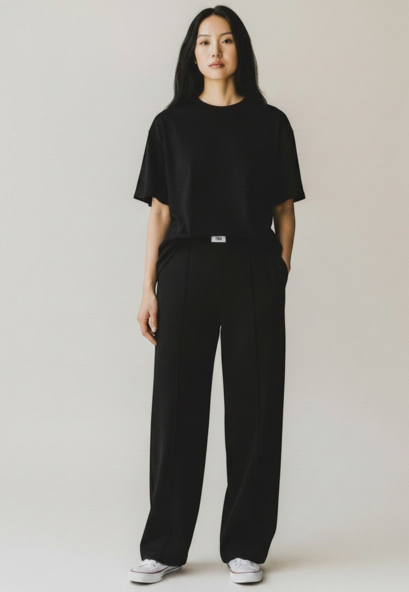 BubiniSegreti schwarzes Oversized-T-Shirt mit Rundhalsausschnitt und Logo-Detail, getragen von einer Frau