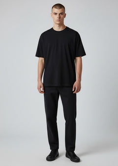 BubiniSegreti schwarzes Rundhals T-Shirt aus weicher Baumwolle an einem Model, minimalistischer Stil für Herren