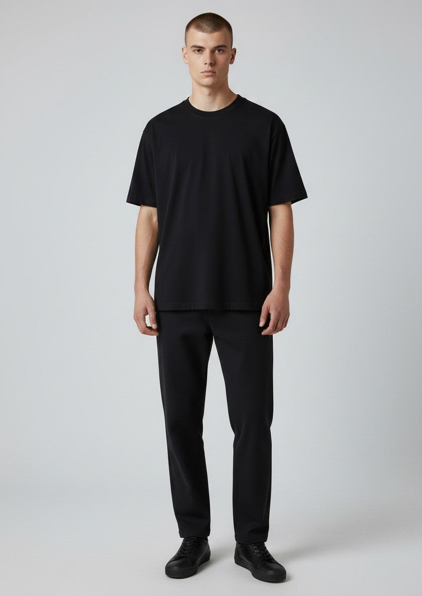 BubiniSegreti schwarzes Rundhals T-Shirt aus weicher Baumwolle an einem Model, minimalistischer Stil für Herren