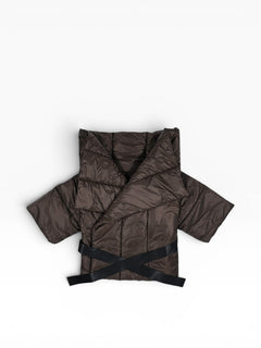 Dunkelbraune BubiniSegreti Steppjacke mit Kimono-Schnitt, kurzen Ärmeln, breitem Revers und schwarzem Taillengürtel.
