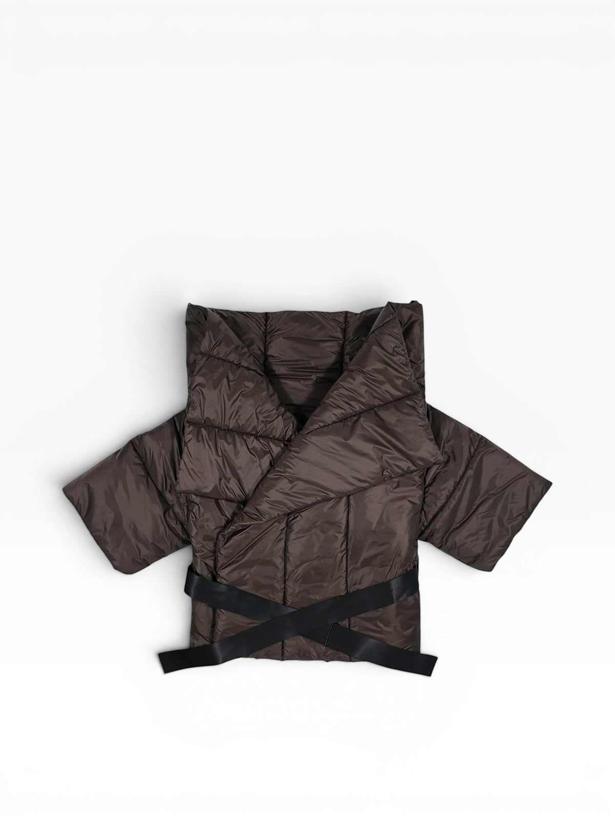 Dunkelbraune BubiniSegreti Steppjacke mit Kimono-Schnitt, kurzen Ärmeln, breitem Revers und schwarzem Taillengürtel.