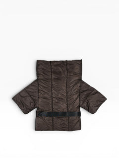 BubiniSegreti dunkelbraune Steppjacke mit kurzen Ärmeln, Kimono-Schnitt und schwarzem Taillengürtel.