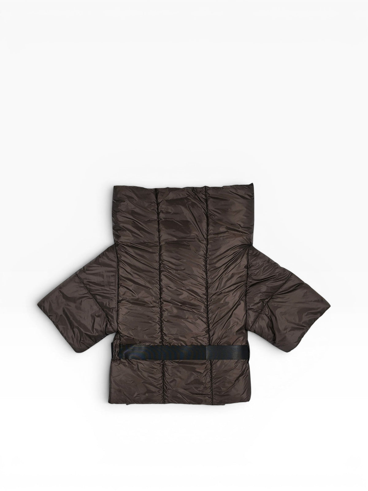 BubiniSegreti dunkelbraune Steppjacke mit kurzen Ärmeln, Kimono-Schnitt und schwarzem Taillengürtel.
