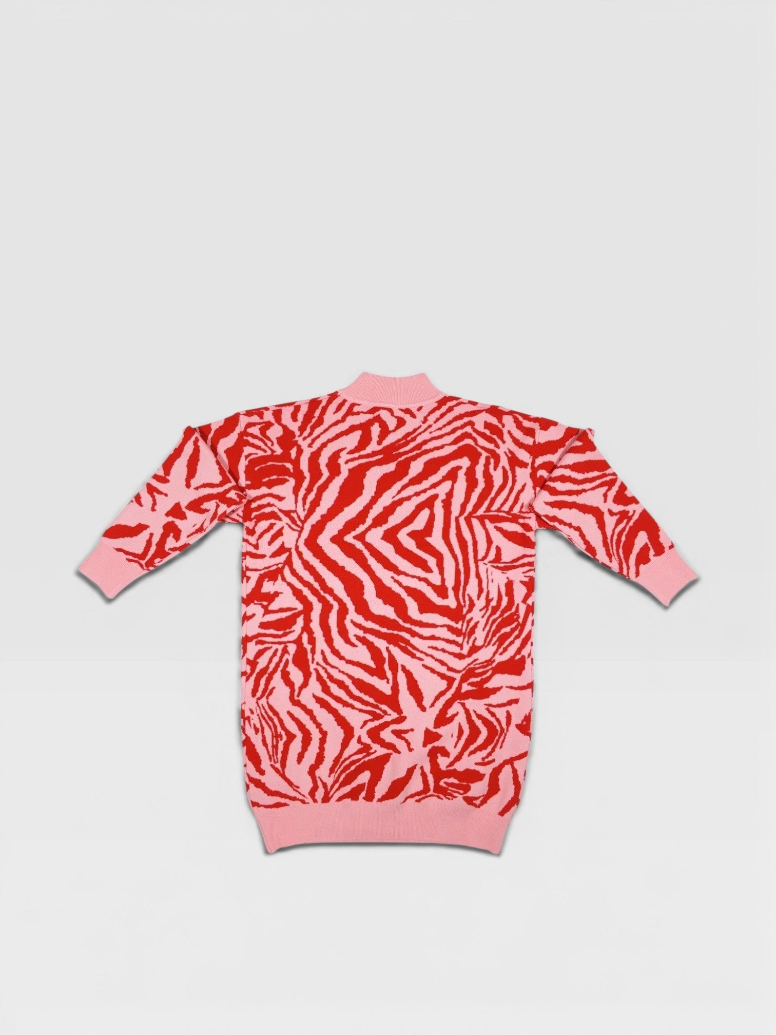 BubiniSegreti Strickkleid in Rot und Rosa mit Zebra-Muster, Stehkragen und langen Ärmeln für einen modischen Look.