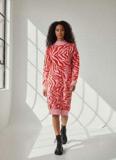 BubiniSegreti Strickkleid mit Zebramuster in Rot und Rosa, langärmelig mit Stehkragen, getragen von einem Model