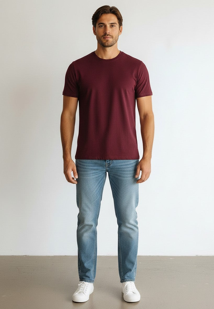 BubiniSegreti Takeshy Kurosawa T-Shirt in Bordeauxrot aus Baumwolle mit Rundhalsausschnitt an einem Model