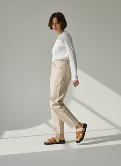 BubiniSegreti Damen Pantoletten aus Veloursleder in Cognac und Beige mit schwarzem Fußbett, getragen zu heller Jeans.