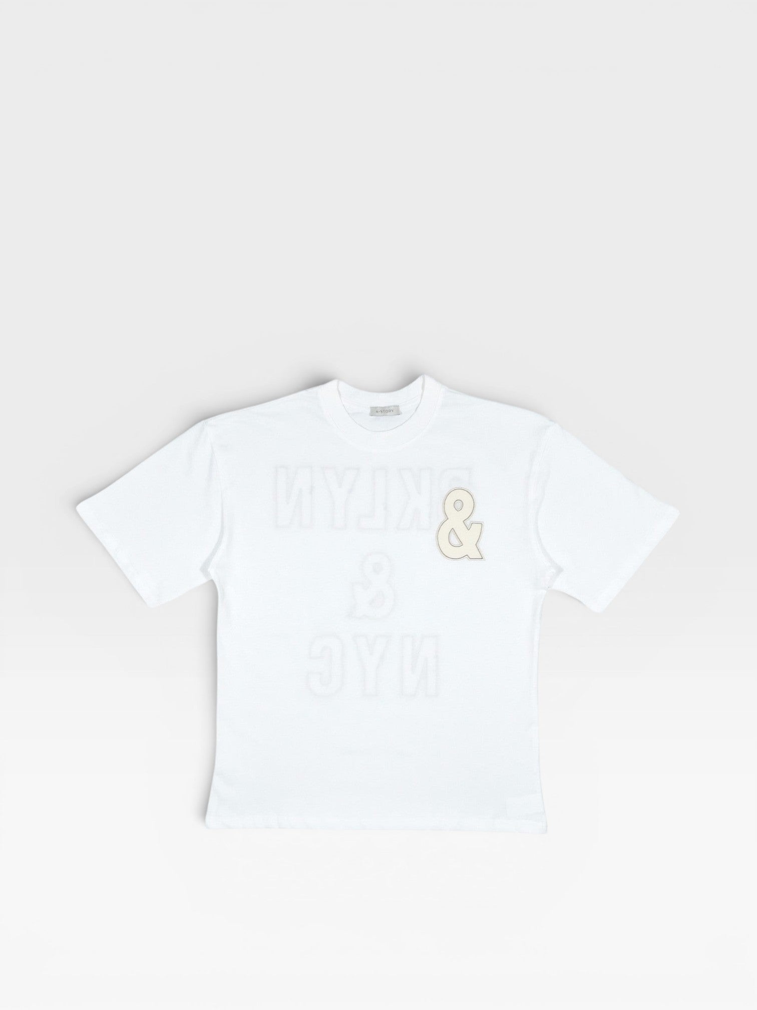 BubiniSegreti weißes Baumwoll-T-Shirt mit Rundhalsausschnitt und dezentem Print auf der Vorderseite.