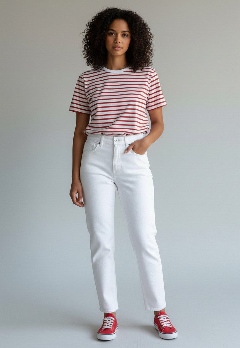 BubiniSegreti Damen Jeans in Weiß mit geradem Bein, kombiniert mit gestreiftem T-Shirt und roten Sneakern