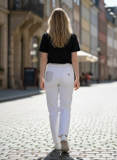 BubiniSegreti weiße Damen Jeans mit geradem Schnitt und Strass-Detail an der Gesäßtasche.