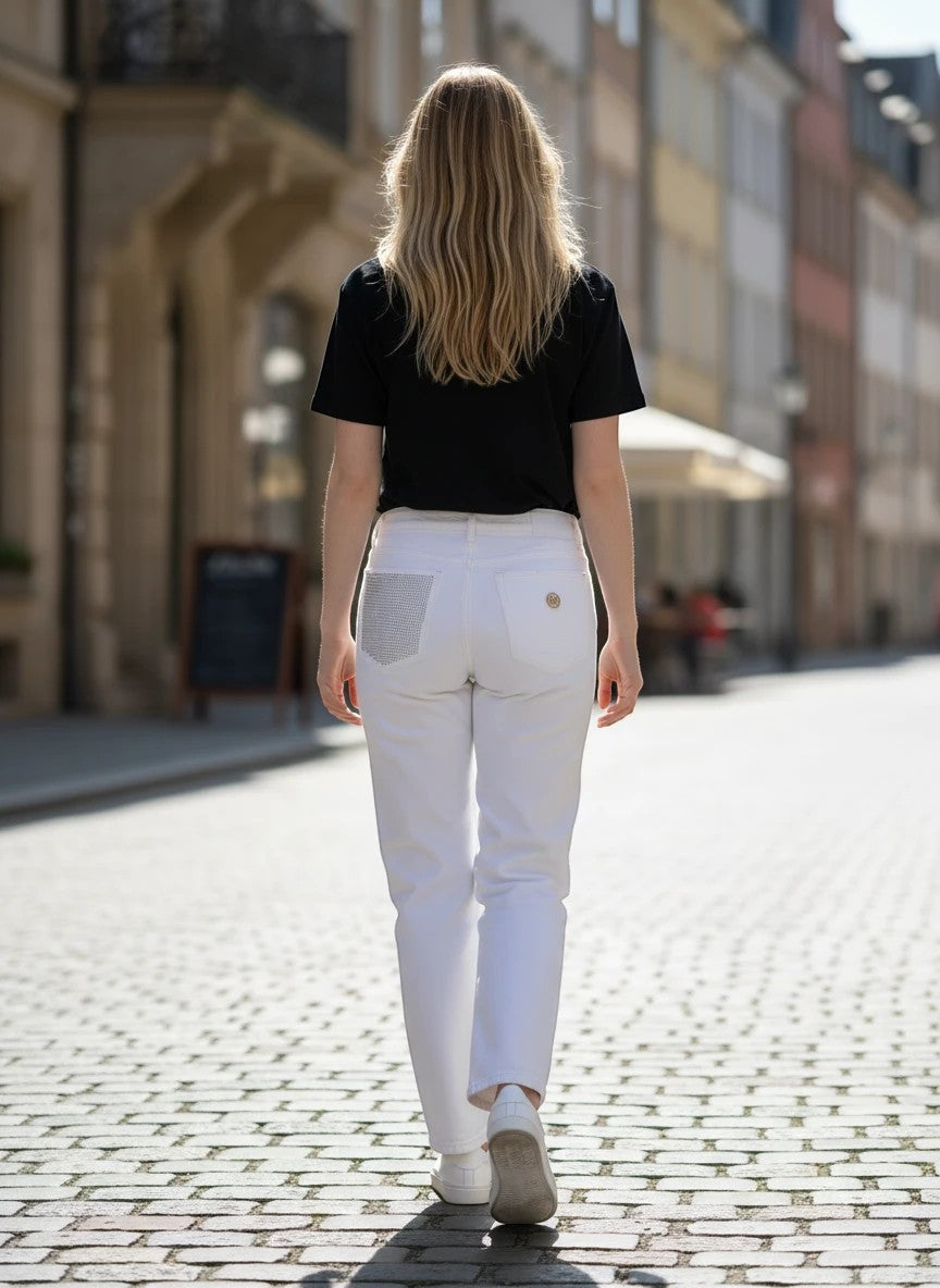 BubiniSegreti weiße Damen Jeans mit geradem Schnitt und Strass-Detail an der Gesäßtasche.