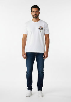 BubiniSegreti weißes Baumwoll-T-Shirt für Herren mit Heißluftballon-Print auf der Brust, getragen mit blauen Jeans.