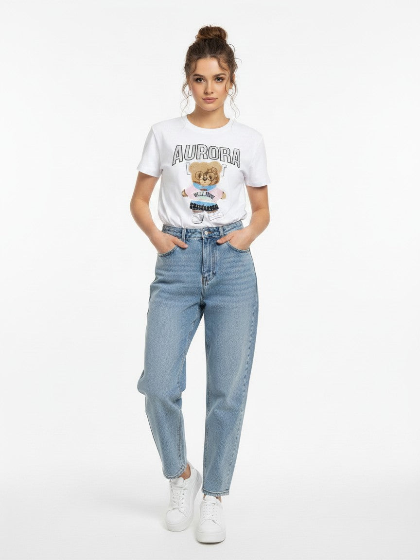 BubiniSegreti weißes Baumwoll-T-Shirt mit Teddybär-Print und Aurora-Schriftzug, getragen von einem Model mit Jeans.