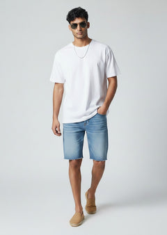 BubiniSegreti klassisches weißes Baumwoll-T-Shirt mit Rundhalsausschnitt an einem Model mit Jeansshorts