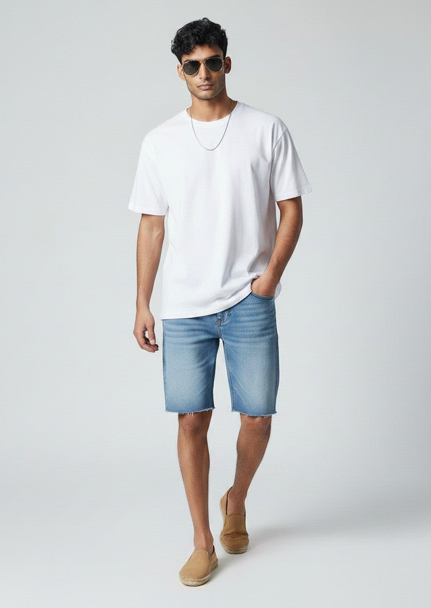 BubiniSegreti klassisches weißes Baumwoll-T-Shirt mit Rundhalsausschnitt an einem Model mit Jeansshorts