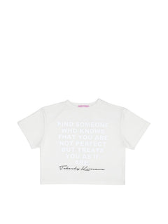 Weißes BubiniSegreti Crop-Top mit inspirierendem Schriftzug und kurzem Schnitt aus weichem Material.