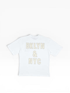 BubiniSegreti weißes Baumwoll-T-Shirt mit Rundhalsausschnitt und Print „BKLYN & NYC“ auf der Vorderseite.