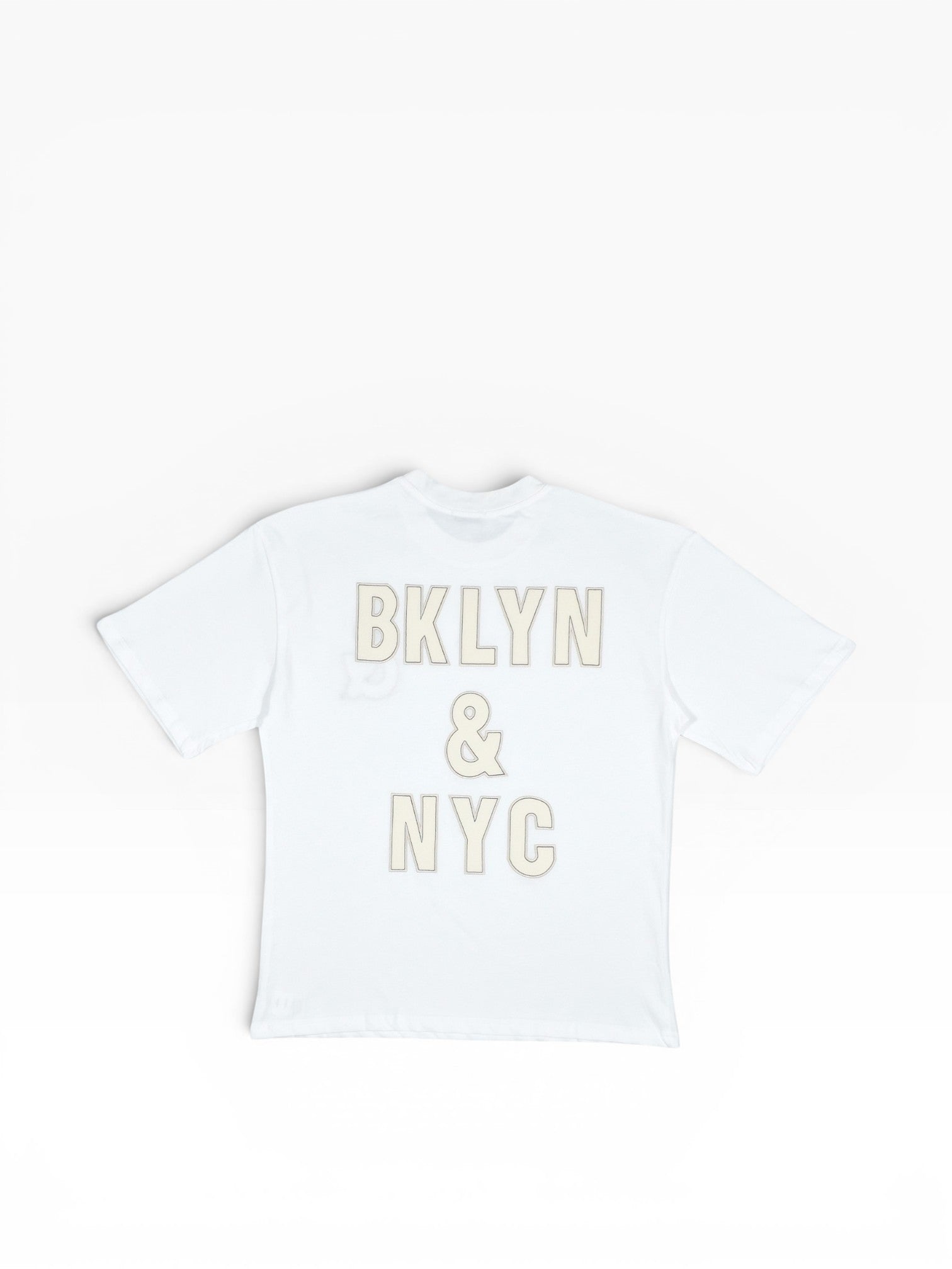 BubiniSegreti weißes Baumwoll-T-Shirt mit Rundhalsausschnitt und Print „BKLYN & NYC“ auf der Vorderseite.