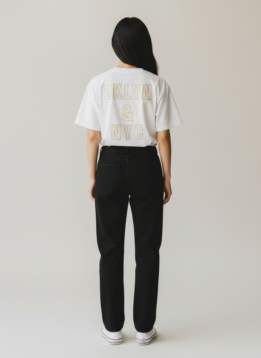 BubiniSegreti weißes Baumwoll-T-Shirt mit Rundhalsausschnitt und Print „BKLYN & NYC“ auf der Vorderseite.