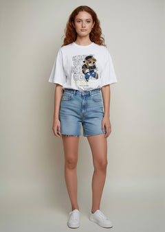 BubiniSegreti weißes Roberta Biagi T-Shirt mit Teddybär-Print, kombiniert mit Jeansshorts und weißen Sneakern