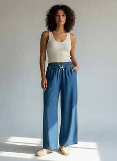 BubiniSegreti weite blaue Jeans-Culottes mit elastischem Bund und Kordelzug an einem Model mit beigem Ripp-Top