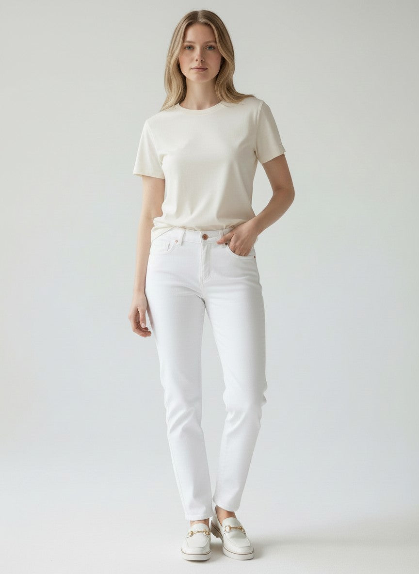 Model wearing BubiniSegreti white Roberta Biagi straight-leg cotton denim jeans with a beige t-shirt and loafers