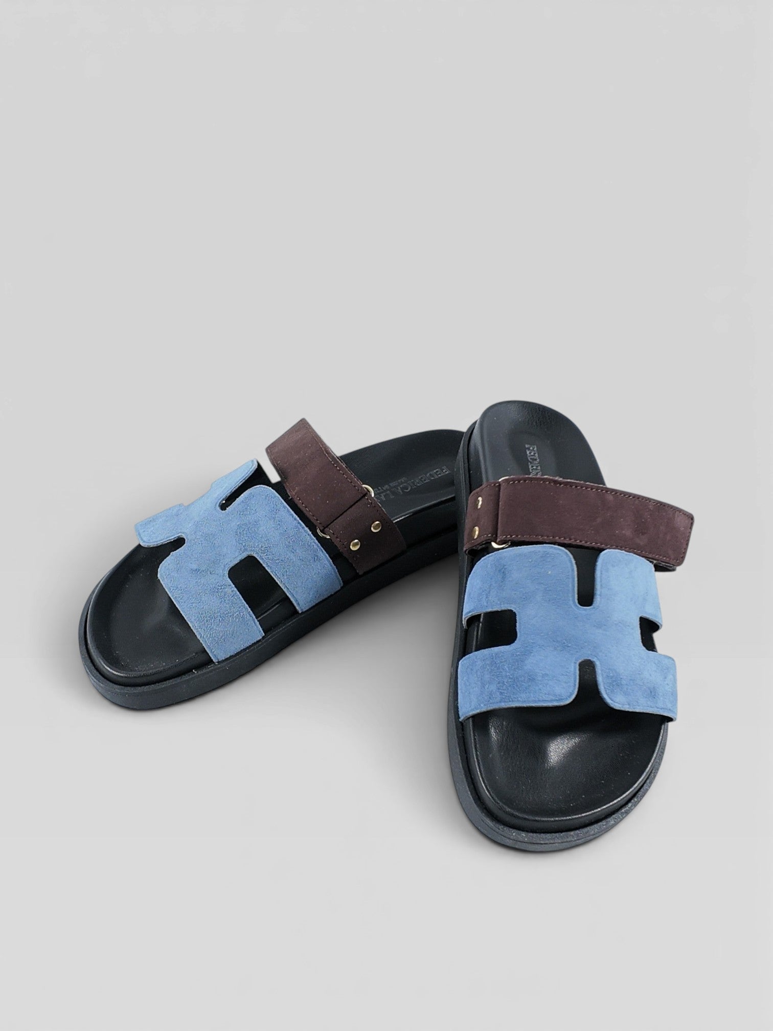 BubiniSegreti Damen Pantoletten aus hellblauem und braunem Wildleder mit goldenen Nieten und schwarzem Fußbett