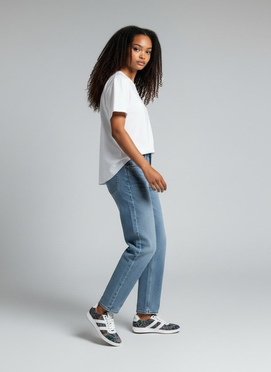 BubiniSegreti Damen-Sneaker mit buntem Patchwork-Muster, weißen Akzenten und goldfarbenen Ösen zu Jeans und weißem Shirt